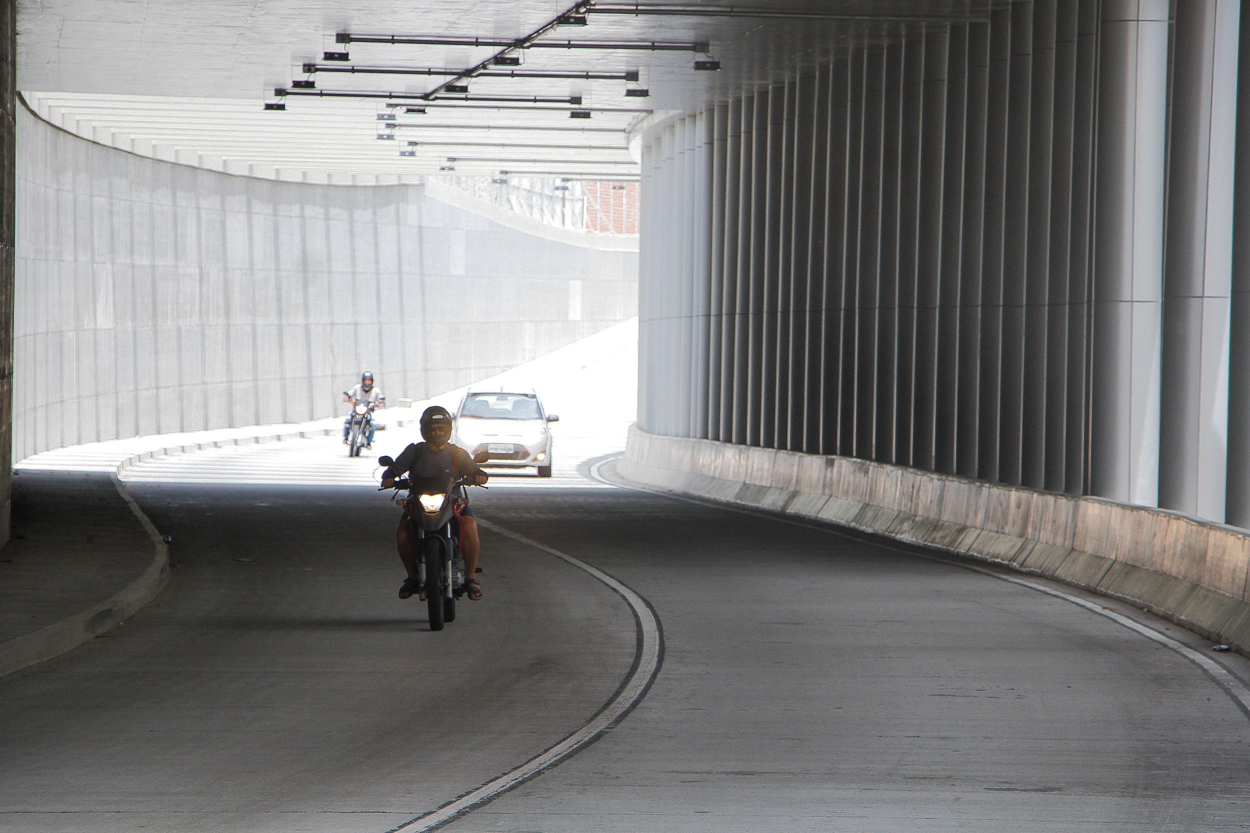 interior do túnel da via expressa com uma moto passando